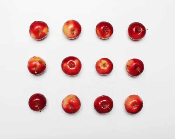 배경에 가지흩어져 사과들 — 스톡 사진