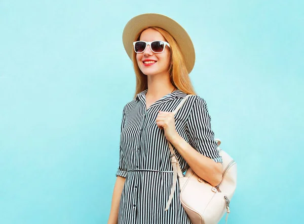 Retrato Una Joven Feliz Sonriente Con Sombrero Paja Verano Vestido —  Fotos de Stock