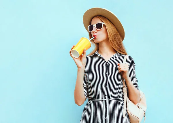 Porträt Einer Schönen Jungen Frau Die Fruchtsaft Trinkt Und Einen — Stockfoto