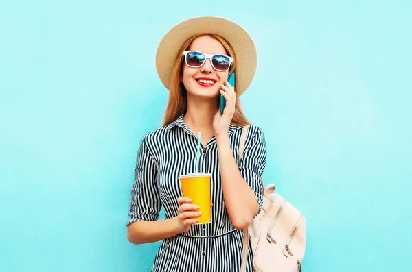 Portrait Été Femme Souriante Heureuse Appelant Sur Smartphone Avec Une — Photo