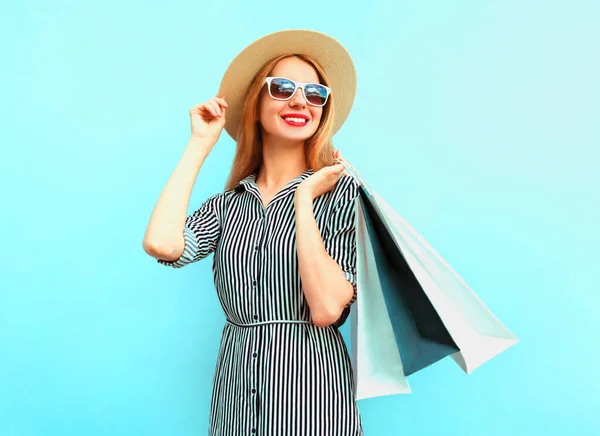 Glücklich Lächelnde Frau Mit Einkaufstaschen Sommerlichem Strohhut Schwarz Weiß Gestreiftem — Stockfoto
