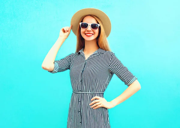 Retrato Mujer Joven Feliz Sonriente Con Sombrero Paja Verano Vestido —  Fotos de Stock