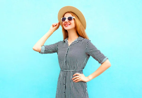 Retrato Feliz Sorrindo Jovem Mulher Vestindo Chapéu Palha Verão Vestido — Fotografia de Stock