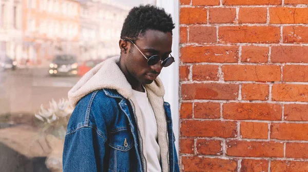 Portrait Élégant Jeune Homme Africain Modèle Posant Sur Une Rue — Photo