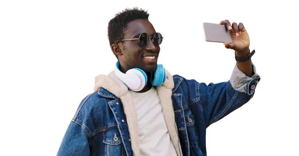 Retrato Jovem Africano Sorridente Feliz Tirando Selfie Por Smartphone Ouvindo — Fotografia de Stock