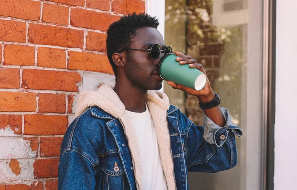 Portrait Gros Plan Jeune Homme Africain Élégant Buvant Café Dans — Photo