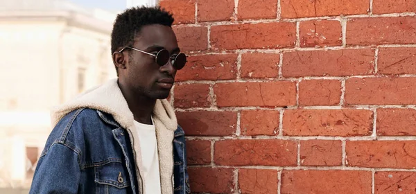 Retrato Elegante Jovem Africano Modelo Posando Uma Rua Cidade Sobre — Fotografia de Stock