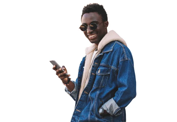 Retrato Jovem Africano Sorridente Com Smartphone Isolado Fundo Branco — Fotografia de Stock