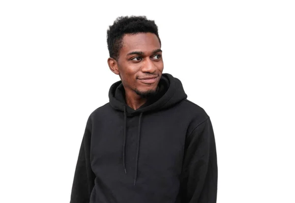 Retrato Sorrindo Jovem Africano Vestindo Capuz Preto Olhando Para Longe — Fotografia de Stock