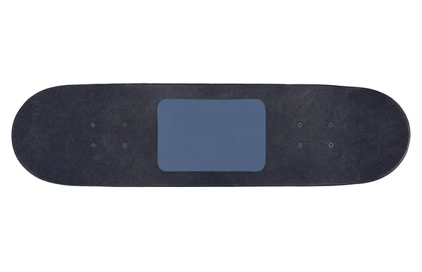 白い背景 フラットレイアウト トップビューに隔離されたタブレットPcの空白の暗い画面で黒いスケートボードを閉じます — ストック写真