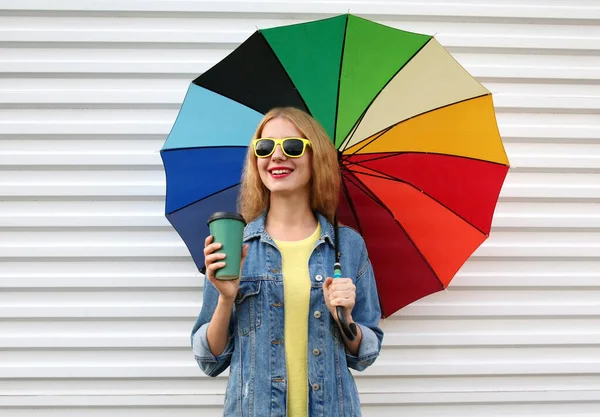 Портрет Счастливой Улыбающейся Молодой Женщины Красочным Зонтиком Чашкой Кофе Белом — стоковое фото