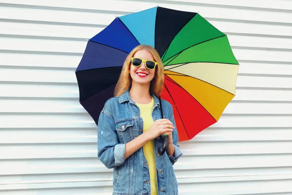 Ritratto Giovane Donna Felice Sorridente Con Ombrello Colorato Sfondo Bianco — Foto Stock