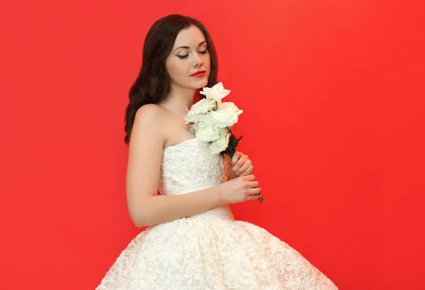 Retrato Bela Mulher Noiva Com Buquê Flores Vestindo Vestido Noiva — Fotografia de Stock