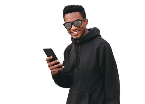 Portret Uśmiechnięty Afrykanin Telefonem Patrzący Kamerę Czarnej Bluzie Okulary Przeciwsłoneczne — Zdjęcie stockowe