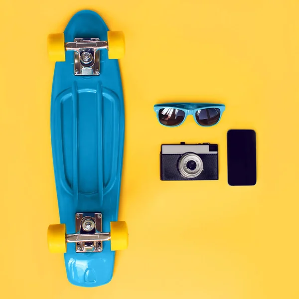 Kleurrijke Stijlvolle Set Blauw Skateboard Zonnebril Vintage Filmcamera Smartphone Blank — Stockfoto