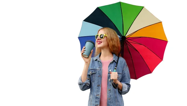 Портрет Счастливой Улыбающейся Молодой Женщины Красочным Зонтиком Чашкой Кофе Смотрящей — стоковое фото
