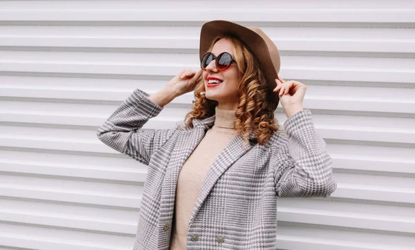 Retrato Moda Joven Modelo Sonriente Feliz Con Pelo Rizado Mirando —  Fotos de Stock