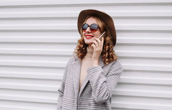 Beyaz Arka Planda Akıllı Telefonla Konuşan Gülümseyen Genç Bir Kadının — Stok fotoğraf