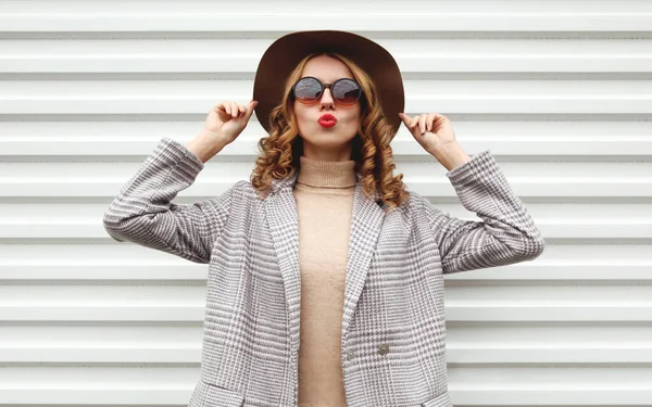 Retrato Moda Modelo Mujer Joven Elegante Con Abrigo Cuadros Sombrero — Foto de Stock