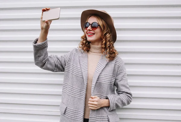 Retrato Uma Jovem Sorridente Feliz Tirando Uma Selfie Por Smartphone — Fotografia de Stock