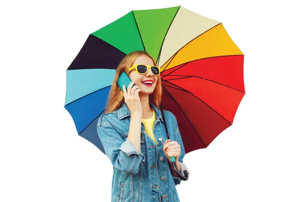 Портрет Счастливой Улыбающейся Молодой Женщины Разговаривающей Телефону Красочным Зонтиком Белом — стоковое фото
