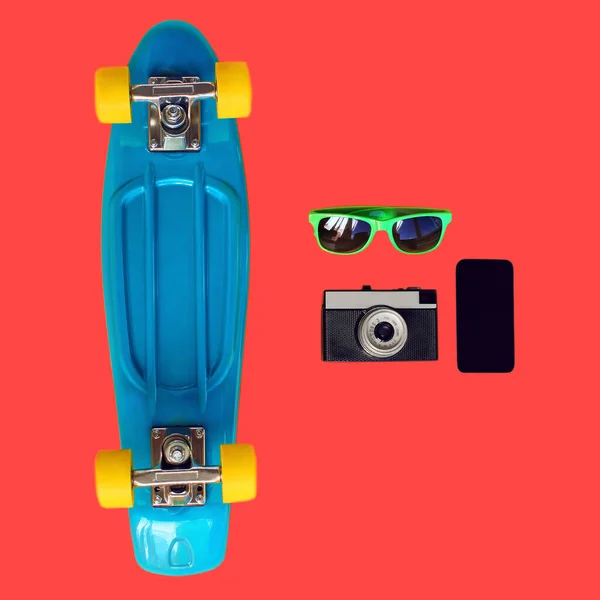 Kleurrijke Stijlvolle Set Blauw Skateboard Zonnebril Vintage Filmcamera Smartphone Scherm — Stockfoto