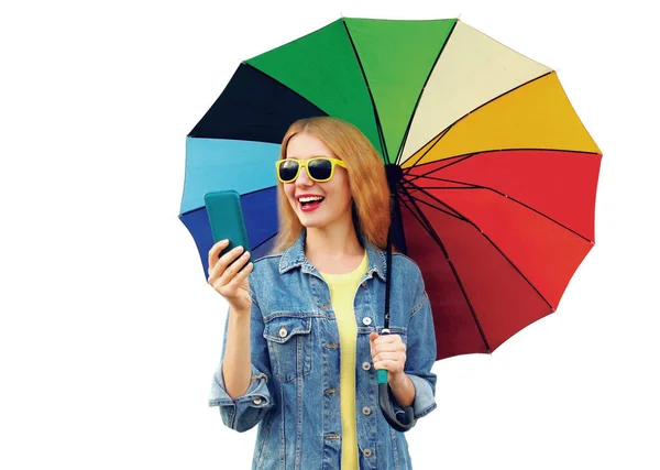 Portrét Šťastně Usmívající Mladá Žena Při Pohledu Smartphone Barevným Deštníkem — Stock fotografie