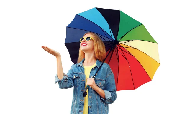 Портрет Счастливой Веселой Молодой Женщины Разноцветным Зонтиком Протягивающей Руку Проверить — стоковое фото