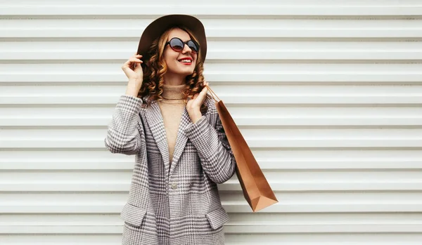 Retrato Hermosa Mujer Joven Sonriente Feliz Con Bolsas Compras Mirando — Foto de Stock