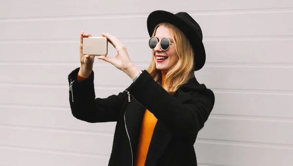 Retrato Elegante Alegre Rindo Jovem Mulher Tomando Selfie Por Smartphone — Fotografia de Stock