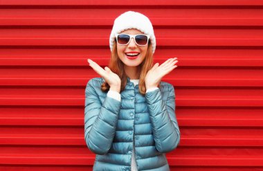 Kafkas kökenli, kırmızı arka planda beyaz şapkalı, şaşırmış genç bir kadının portresi.