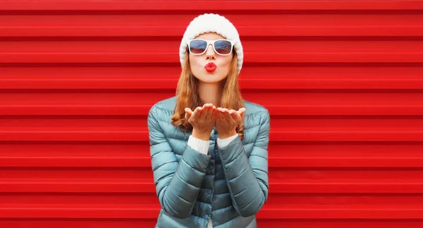 Retrato Una Hermosa Mujer Joven Que Sopla Sus Labios Rojos — Foto de Stock