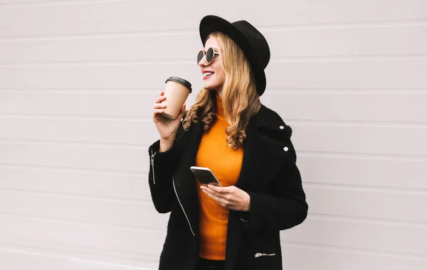 Stijlvol Portret Van Mooie Jonge Vrouw Drinken Van Koffie Met — Stockfoto