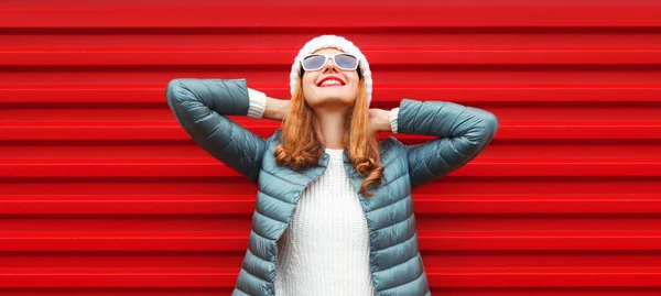 Retrato Cerca Joven Feliz Sonriente Disfrutando Usar Sombrero Blanco Sobre — Foto de Stock