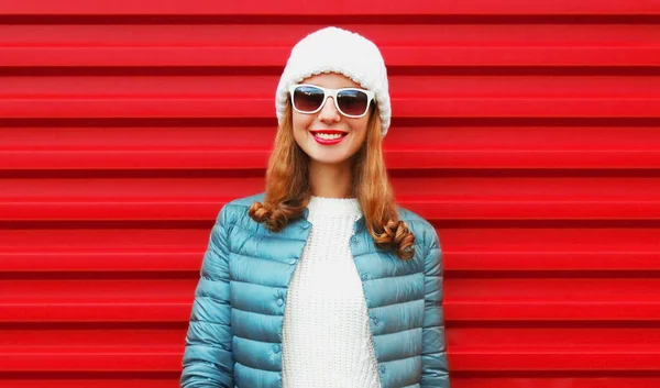 Retrato Close Branco Sorrindo Jovem Mulher Vestindo Chapéu Branco Fundo — Fotografia de Stock