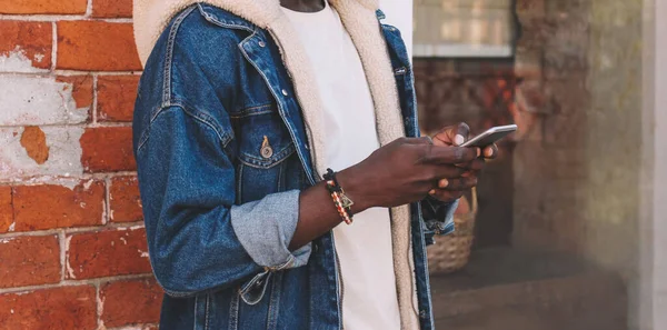 Nahaufnahme Eines Afrikaners Mit Smartphone Auf Der Straße — Stockfoto