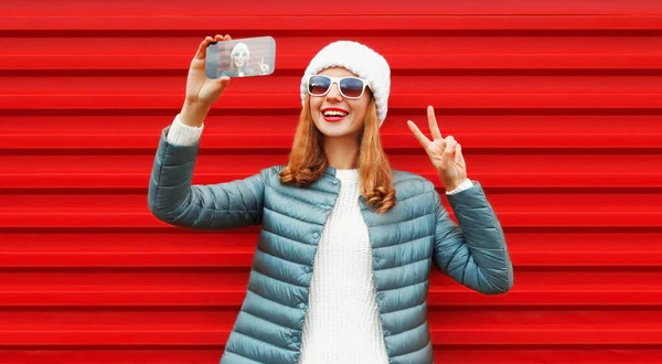 Ritratto Allegra Felice Giovane Donna Che Selfie Smartphone Indossando Cappello — Foto Stock