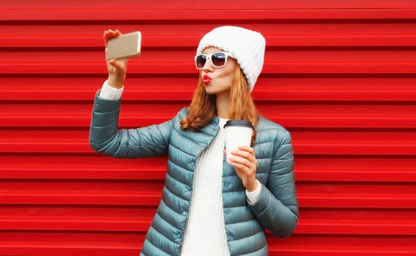 Retrato Jovem Elegante Tomando Selfie Por Smartphone Com Xícara Café — Fotografia de Stock