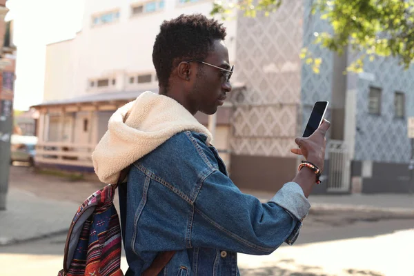 Portret Van Moderne Jonge Afrikaanse Man Met Smartphone Wandelen Straat — Stockfoto