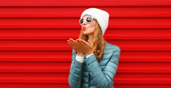 Retrato Una Hermosa Mujer Joven Que Sopla Sus Labios Rojos — Foto de Stock