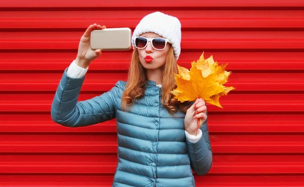 Πορτρέτο Της Κομψής Νεαρή Γυναίκα Λήψη Selfie Από Τηλέφωνο Κίτρινα — Φωτογραφία Αρχείου