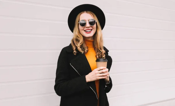 Ritratto Elegante Felice Sorridente Giovane Donna Con Una Tazza Caffè Foto Stock