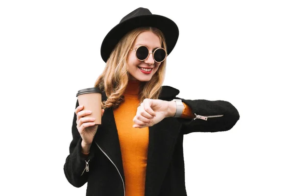 Genç Mutlu Bir Kadının Şık Bir Portresi Bir Fincan Kahve — Stok fotoğraf