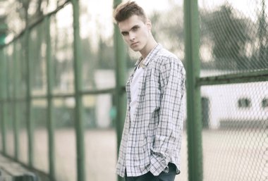 yakışıklı erkek modeli ile kentsel tarzı, sokak moda derin bakmak