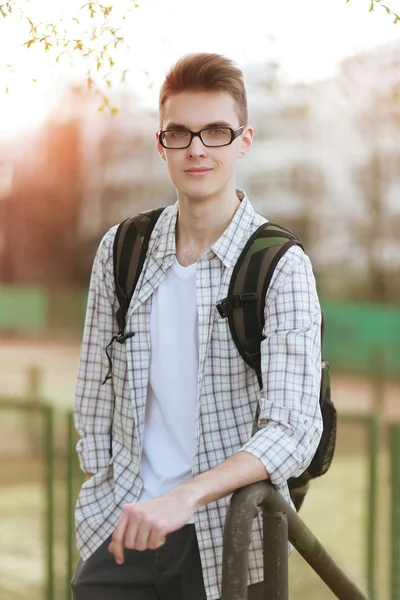 Portret van succesvolle lachende jonge student met een bril — Stockfoto