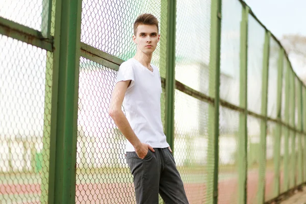 Modelo de hombre guapo de moda posando al aire libre en el día de verano. St. — Foto de Stock