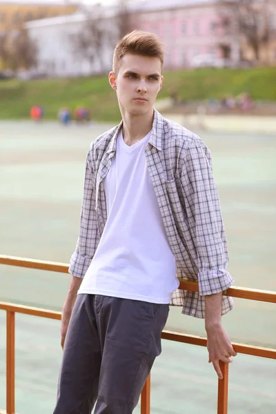 Handsome man posing in city — Stock Photo, Image