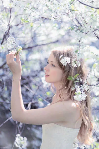 Schönes nettes Mädchen. Frühlingstag — Stockfoto