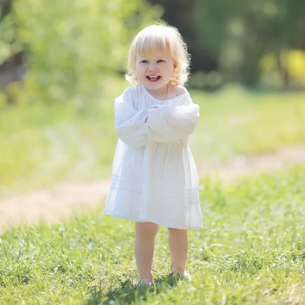 Liten glad tjej leende — Stockfoto