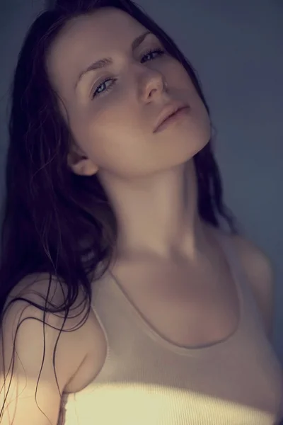 Mooie mode meisje model ochtend met natte haren — Stockfoto